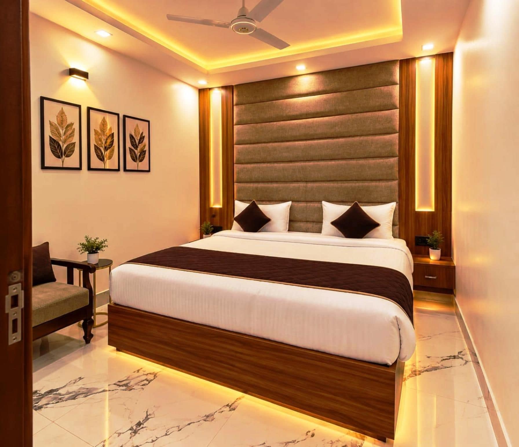 Un dormitorio moderno con una cama grande, un ventilador de techo e iluminación empotrada.