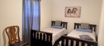 Secluded comfort 4 bedroom Guesthouse located right in between Roma & Rio Grande