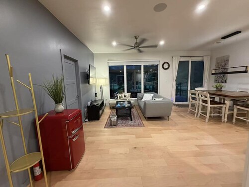 Hidden Pond Getaway
2021 Farmhouse, 20-Acre Forest, 5 mins to the Brazos Bend SP