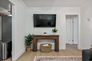 Interior - Cozy and Modern 1 Bed 1 bath Travelers Dream Home in Downtown Mountain View (Mountain View)