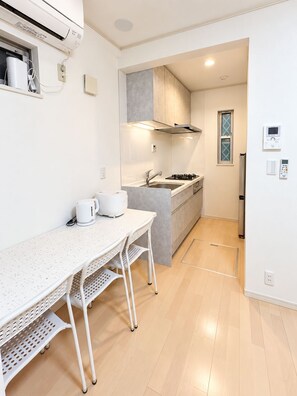 A modern kitchen with a white countertop, stainless steel sink, and a gas stove. - Tokyo Koiwa | Private 2-Bedroom Stay for 5 Guests (江戸川区東小岩5-25-14)