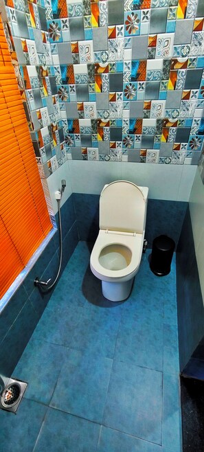 A bathroom with a toilet, a bidet, and a shower. - Cozy Homestay Steps Away from Alappuzha Beach (Alappuzha)