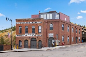 Un edificio histórico con letreros que indican 'The Knights of Pythias' y 'Central Bottle Works'.