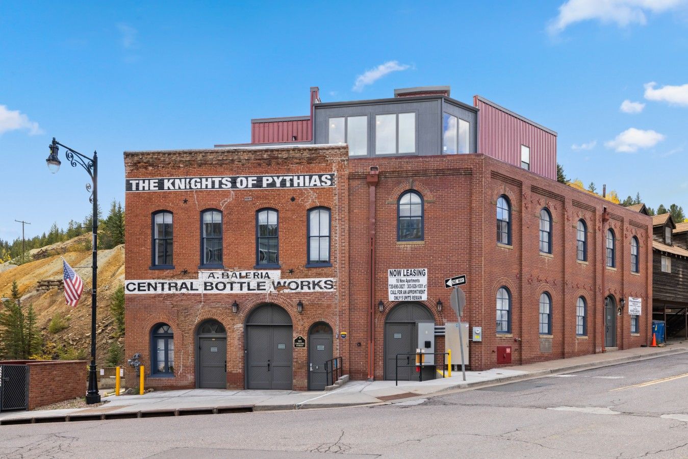 Ein historisches Gebäude mit Schildern für 'The Knights of Pythias' und 'Central Bottle Works'.