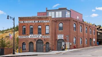 Ein historisches Gebäude mit Schildern für 'The Knights of Pythias' und 'Central Bottle Works'.