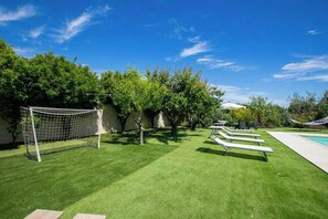 A well-maintained outdoor area with a goalpost, a pool, and lounge chairs. - Villa with pool, hot tub and annexe in Bisceglie (Bisceglie)