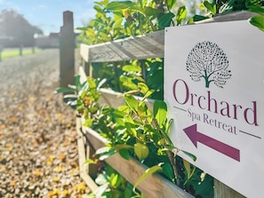 Schild für Orchard Spa Retreat mit Pfeil.