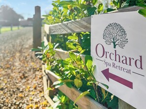 A sign for Orchard Spa Retreat with a directional arrow. - Laurel Lodge - UKC9519 (Gillingham, near Beccles)