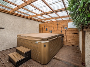 A hot tub with wooden steps and a wooden wall with hanging tools. - The Carriage House - UKC6967 (Carnoustie)