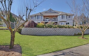 Exterior - Welcome to spacious, beautiful home (Graham)