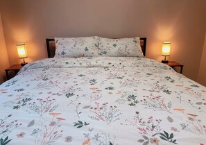Queen bed - Mali View Home in Salt Spring 
A block from ocean (Salt Spring Island)