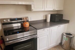 Private kitchen - Mali View Home in Salt Spring 
A block from ocean (Salt Spring Island)