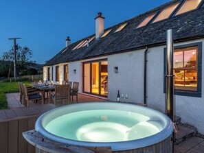A house with a hot tub, a dining area, and a large window. - Fairlie Ward Cottage (Fairlie)