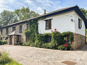 A two-story stone house with a white exterior and a stone foundation. - 4 bedroom accommodation in Bickington (Bickington)
