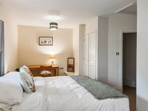 Double bedroom | Ostler&rsquo;s Cottage - Lower Winsford Farm, Beaworthy - Ostler's Cottage - UK52192 (Beaworthy)