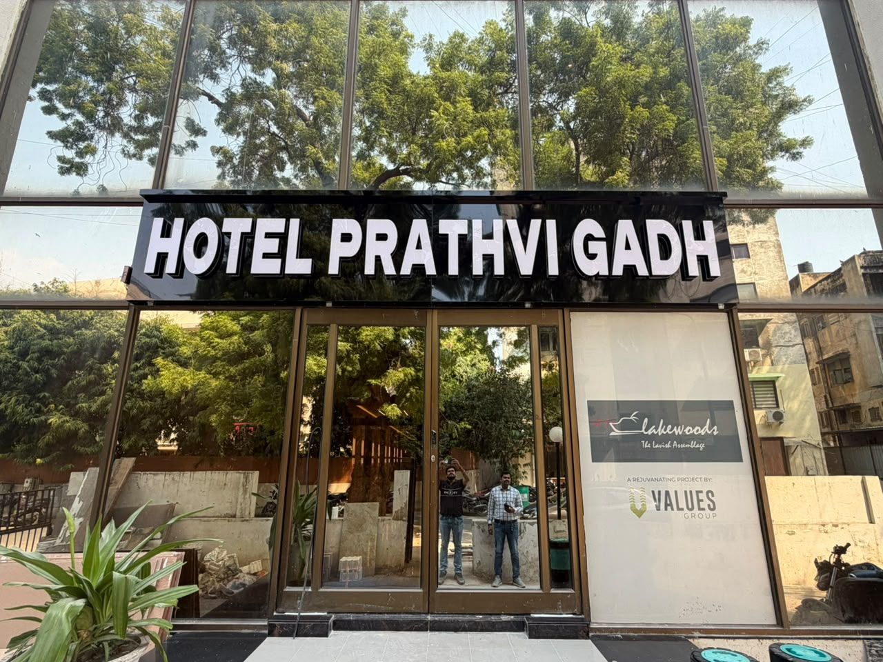 La entrada al Hotel Prathvi Gadh, con una vista despejada del interior a través de las puertas de cristal.