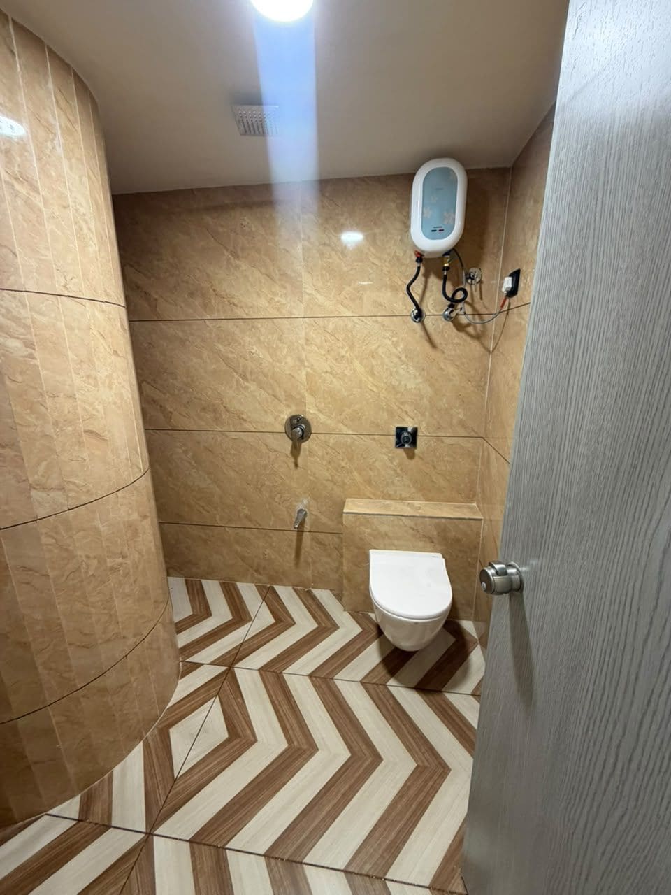 Un baño con inodoro, ducha y secador de manos.