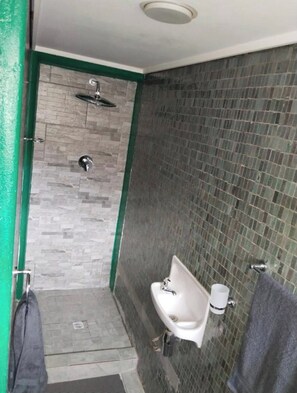 A bathroom with a shower, a sink, and a toilet. - Charming B&B Retreat in Springs with Private Room and Shared Pool (Springs)