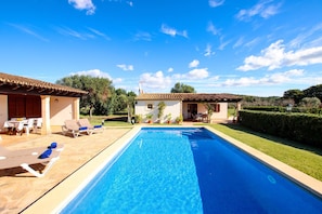 Una piscina amb gandules i zona de terrassa.