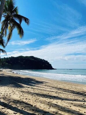 Beach - Studio apartment with a queen-size bed, a block and a half from the beach (Lo de Marcos)