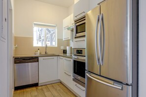 Kitchen - Steps to Santa Monica Beach & Pier! Monthly Studio (Santa Monica)