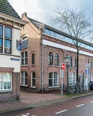 A brick building with a sign reading 'KANAALKADE' and a no entry sign. - Studio Urbain by Grapélli Boutique Hotel (Alkmaar)