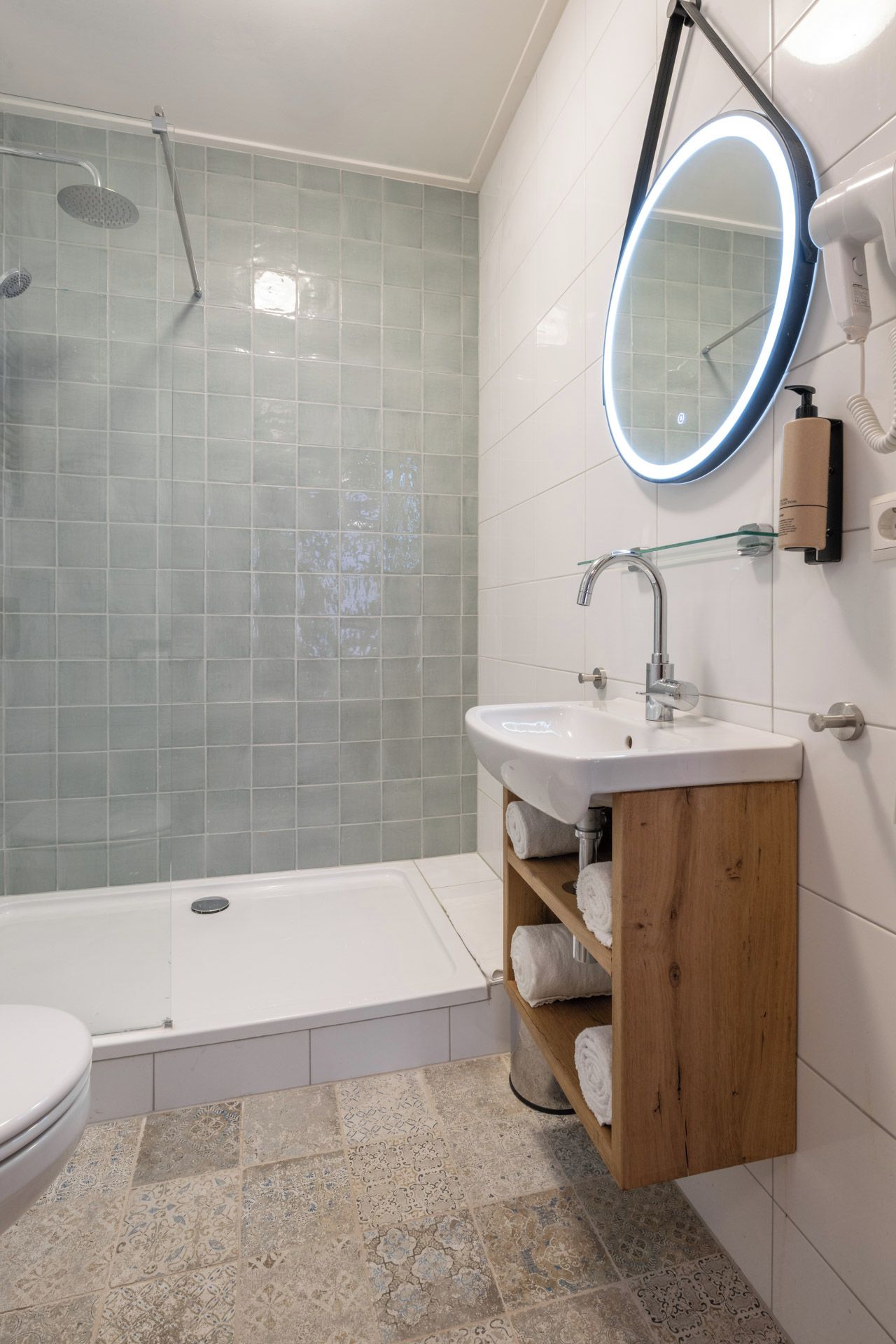 Ein modernes Badezimmer mit Badewanne, Waschbecken, Spiegel und Dusche.