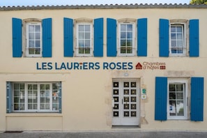 Ein Gebäude mit der Aufschrift 'LES LAURIERS ROSES' und 'Chambres d'hôtes B&B', das als Bed and Breakfast gekennzeichnet ist.