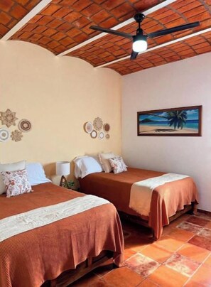 Room - Bungalow with a terrace and patio, located one and a half blocks from the beach; very cozy (Lo de Marcos)