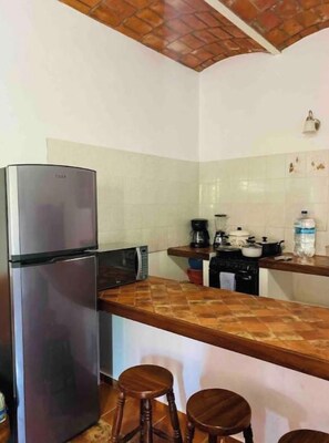 Private kitchen - Bungalow with a terrace and patio, located one and a half blocks from the beach; very cozy (Lo de Marcos)