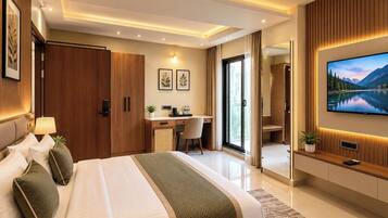Quarto de hotel moderno com uma cama grande, uma escrivaninha, TV de tela plana e porta de correr para uma varanda.