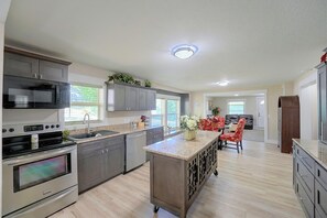 Private kitchen - Fully Remodeled Home, 7 Mi to Roaring River! (Cassville)