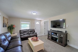 Living area - Fully Remodeled Home, 7 Mi to Roaring River! (Cassville)