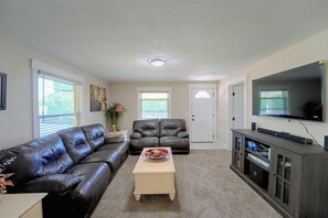 Cassville Vacation Rental | 3BR | 2BA | 1,637 Sq Ft