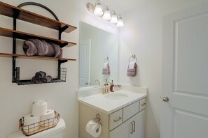 Bathroom - Leos Cozy Getaway near SLC Airport & Downtown (Salt Lake City)