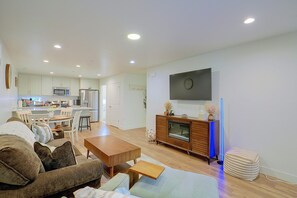 Living area - Leos Cozy Getaway near SLC Airport & Downtown (Salt Lake City)