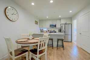 Dining Area - Leos Cozy Getaway near SLC Airport & Downtown (Salt Lake City)