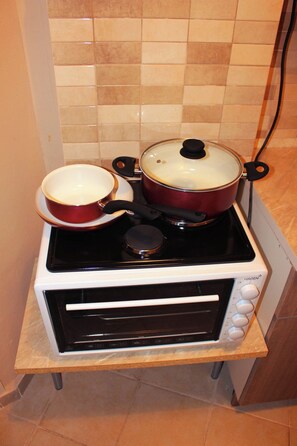 A kitchen with a stove top oven and a microwave. - Renovated Studio Heart City (Thessaloniki)