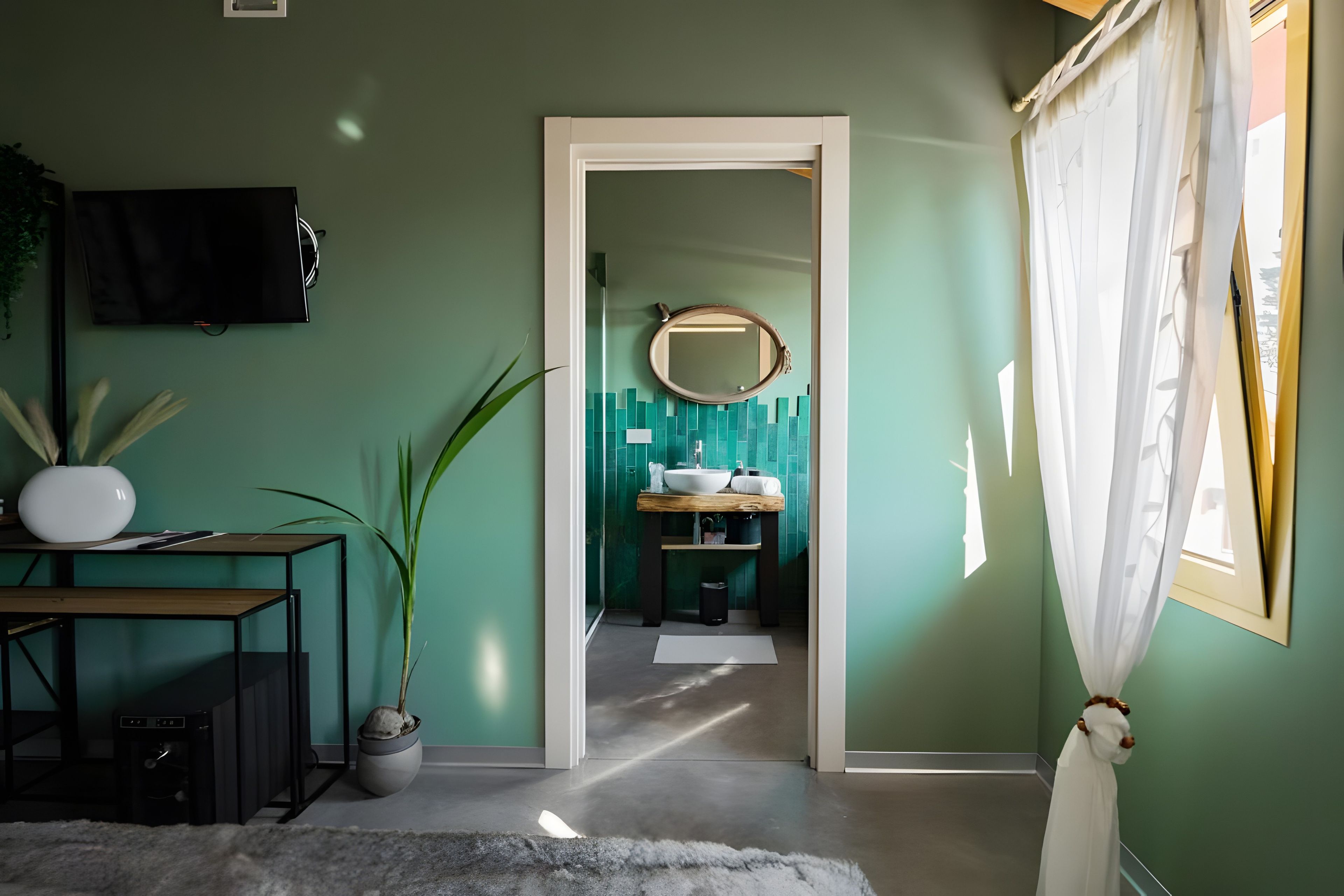 Een moderne badkamer met een grote spiegel, een wastafel en een douche.