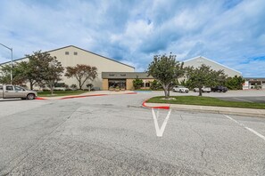 En parkeringsplads med en bygning med skiltet 'Ocean City Recreation Complex' og en lastbil parkeret på venstre side.