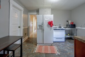 A kitchen with a refrigerator, stove, microwave, and a small table. - Walk to Rosamond Gifford Zoo & Dining! Cozy Unit (Syracuse)
