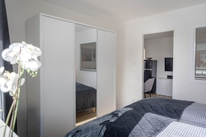A bedroom with a bed, a wardrobe, a desk, and a chair. - Marien4 - Möve1 - Prime Location - Right on the Beach (Sylt)