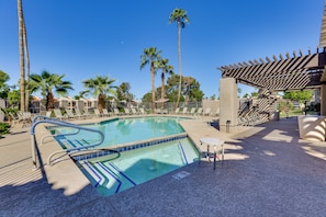 A pool area with lounge chairs and palm trees. - Pool & Spa! Stylish 2nd-Floor Scottsdale Retreat (Scottsdale)