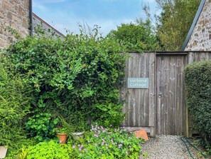 A wooden gate with a sign reading 'Verben Cottage.' - Verbena Cottage - UK52179 (Beaworthy)