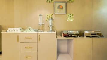 Una kitchenette con una encimera, un lavamanos y un armario con cajones.
