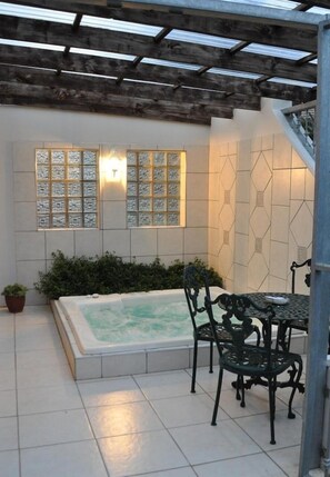 Outdoor dining - Blue Waves Lodge (uMhlanga)