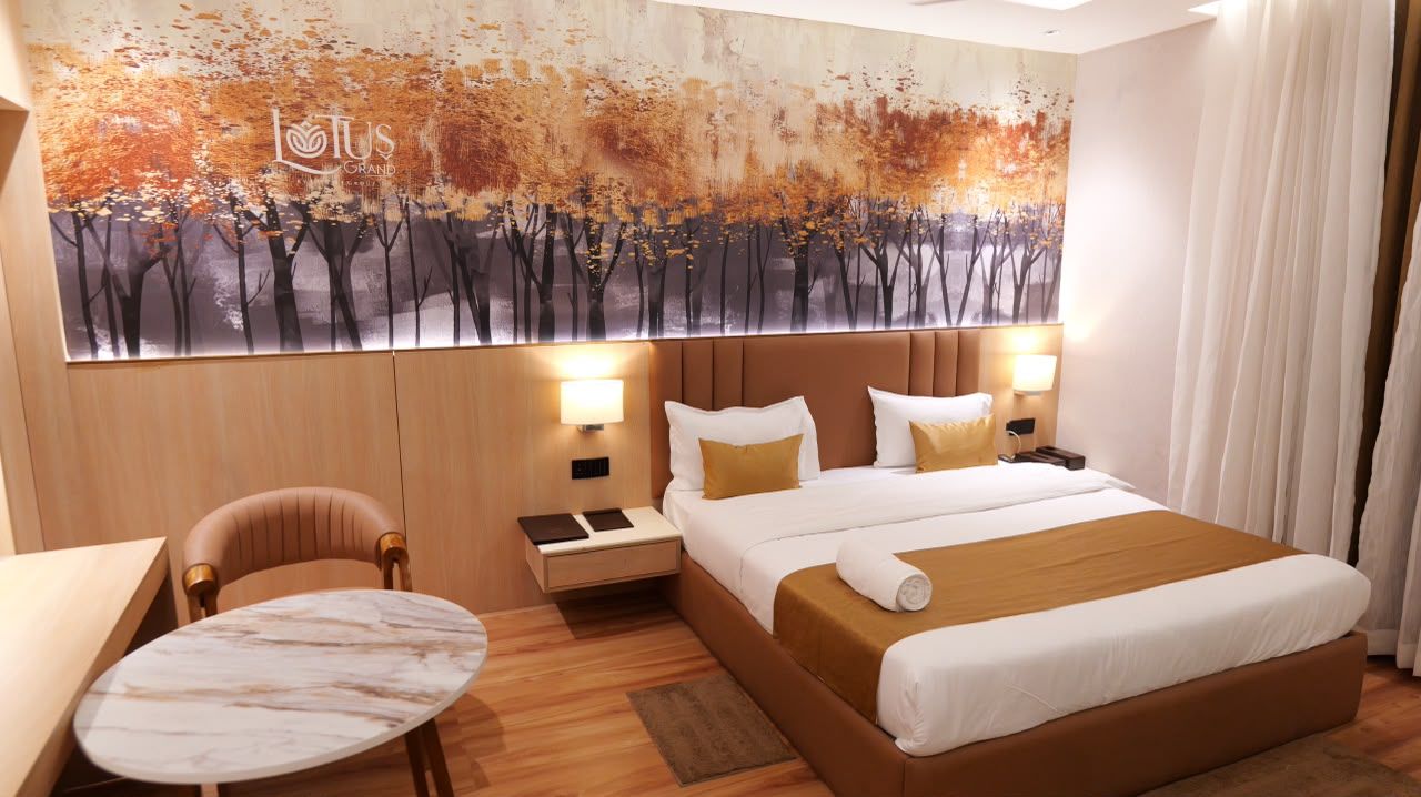 Una camera d'albergo con un letto, comodini, una sedia e un quadro appeso al muro.