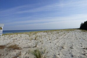 A sandy beach with sparse vegetation and a clear sky. - Holiday apartment with 1 bedroom (Fuhlendorf)