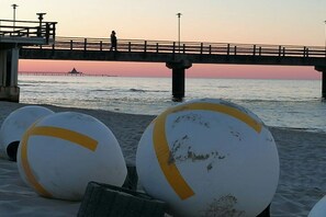 A beach with volleyballs, a pier, and a sunset. - House "Am Wald" Apt. 10 (Seebad Ahlbeck)