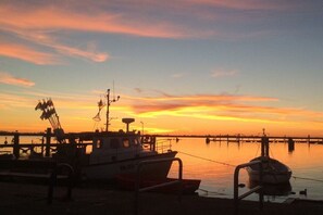 A dock with boats during sunset. - Holiday apartment cabin ground floor (Fehmarn)
